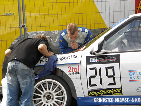 Lars Østergaard og hans mekaniker leder efter flere hestekræfter i Peugeot 306'eren!